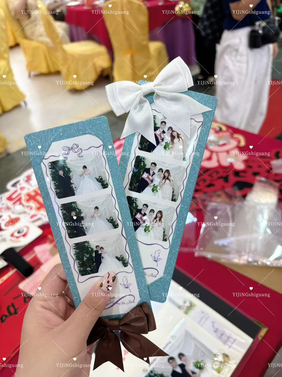 蓝色闪光照片背卡上的婚礼三连拍，配白色与棕色蝴蝶结