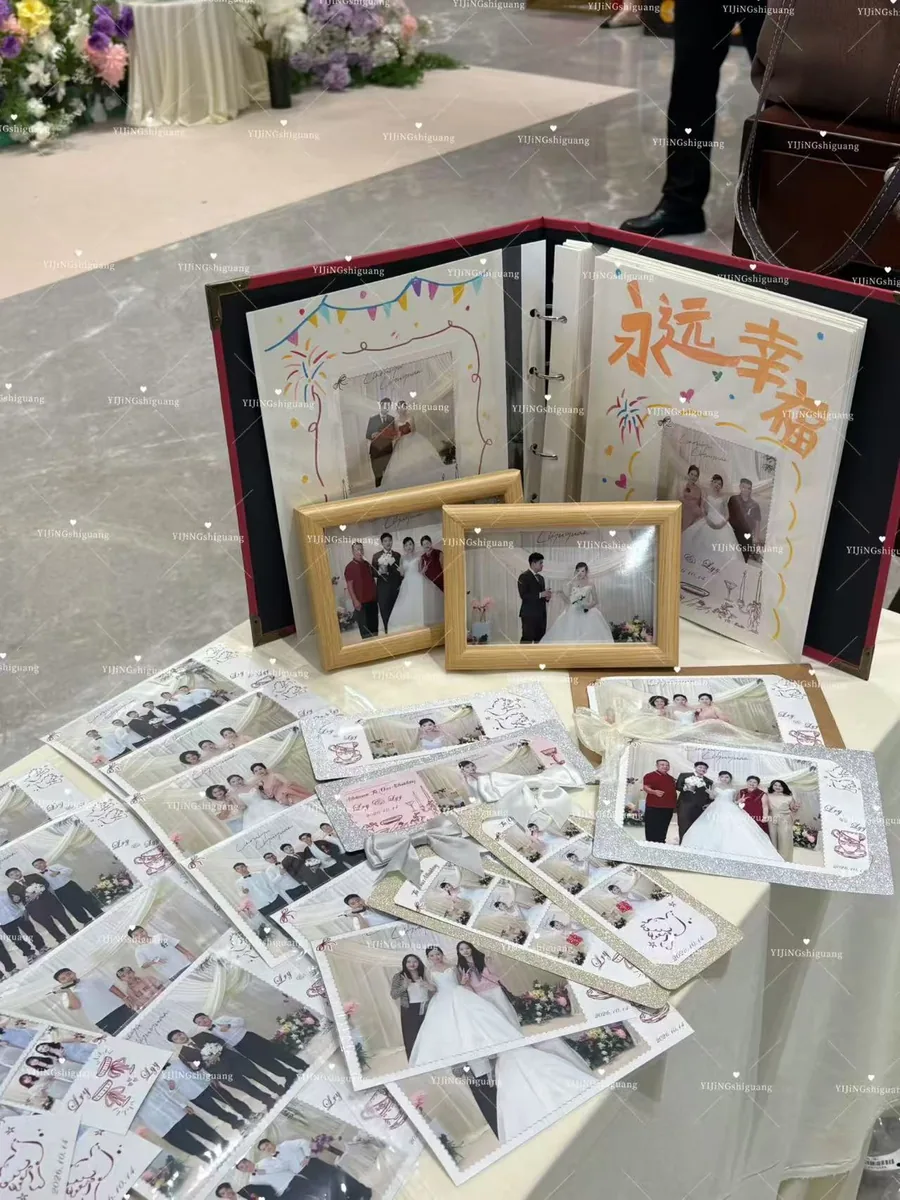写着永远幸福的留言相册、木质相框和婚礼照片背卡
