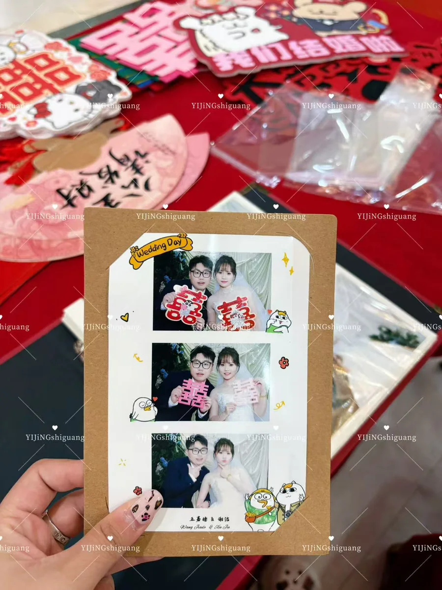 手中拿着装在牛皮纸背卡上的婚礼三连拍成品