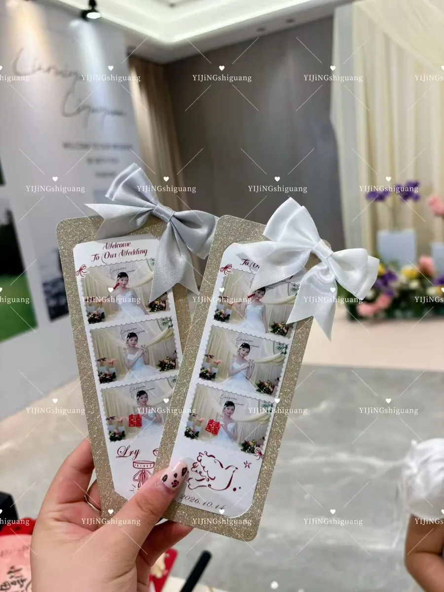 婚礼现场制作的金银色蝴蝶结三连拍照片背卡