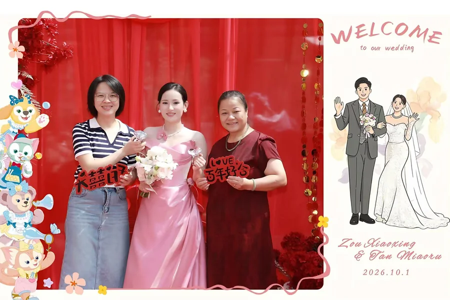 婚礼现场三位亲友拿着祝福道具合影，搭配红色照片边框
